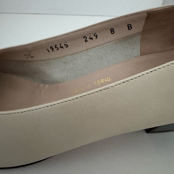 Salvatore Ferragamo Boutique Made in Italy Cream Heeled Loafers Size 8 - Picture 11 of 16